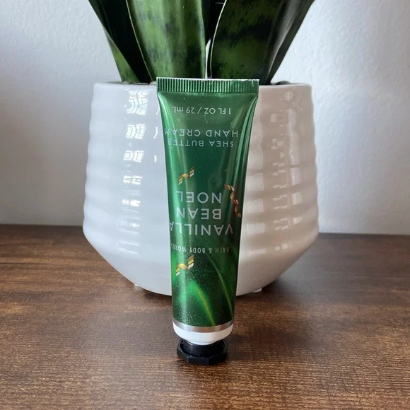 New Bath & Body Works Winter Candy Apple and Vanilla Bean Noel Cream Set - Picture 6 of 10